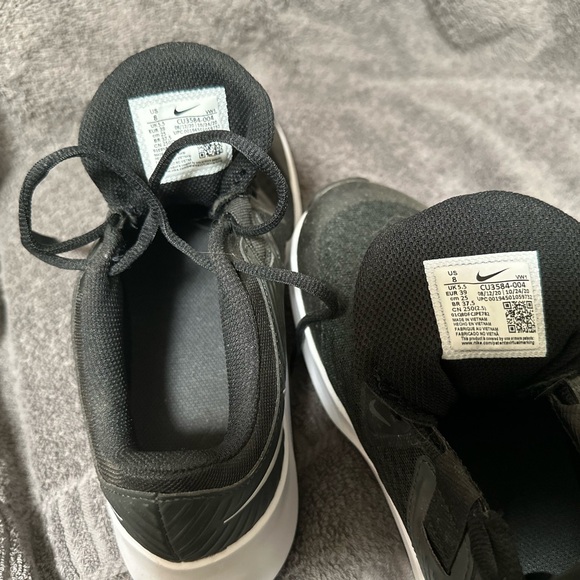 Nike shoes hardly used - Picture 3 of 5